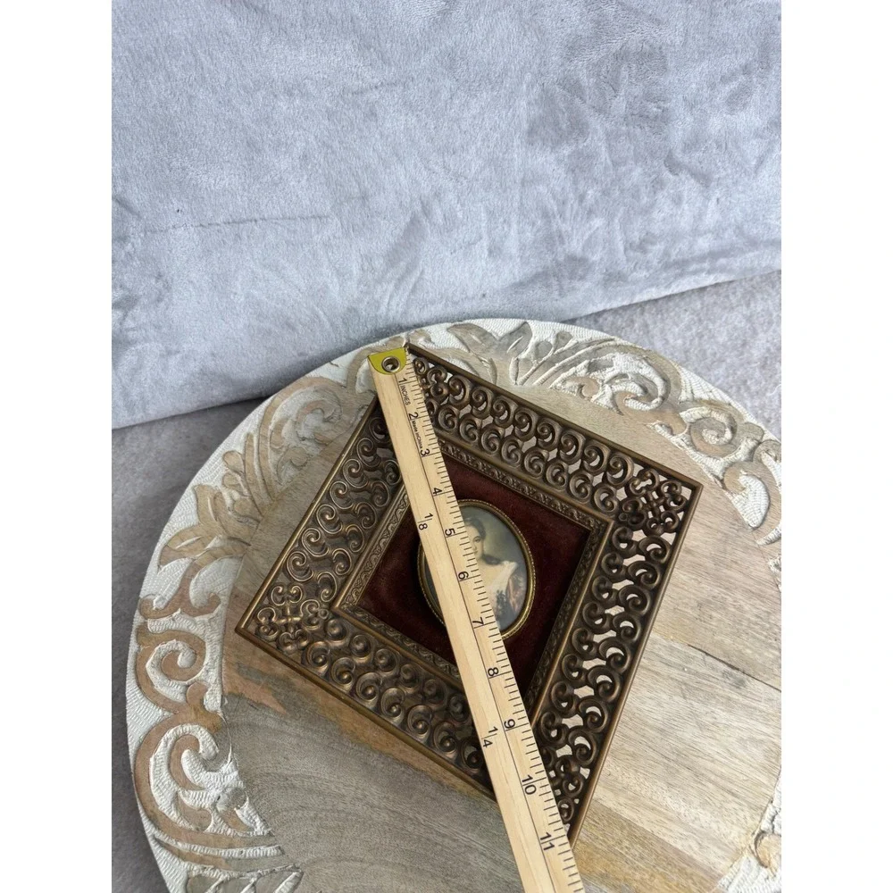 Vintage Ornate Brass Filigree Square Frame Oval Noblewoman Portrait‎ Velvet Mat